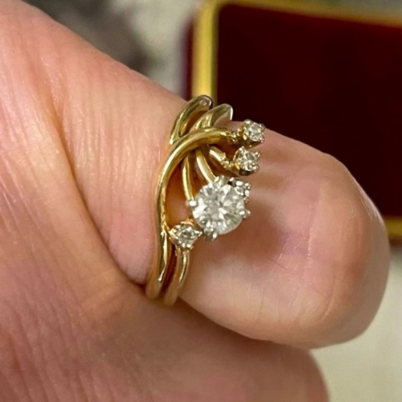 Vintage early 80βs .25 Karat & 4 Small Diamonds Set in 14K Yellow Gold Size 3.75 - Picture 3 of 12